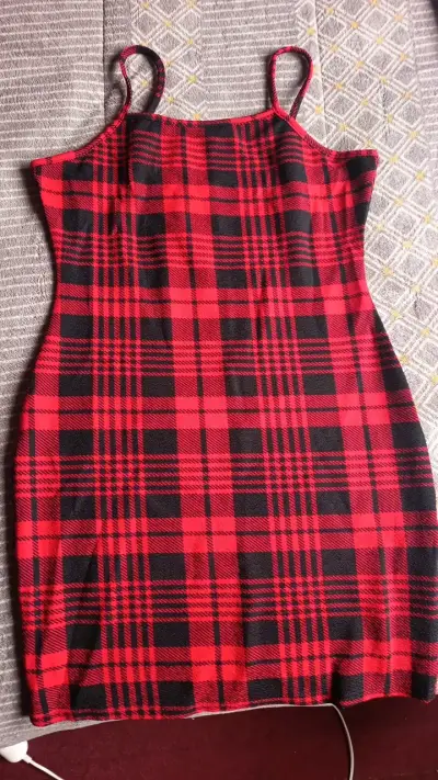 Vestido escocés rojo y negro ajustado - miniatura 1