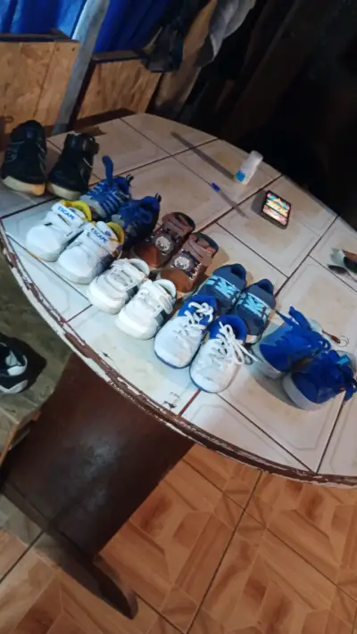 Lote de zapatillas infantiles variadas en buen - miniatura 2