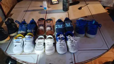 Lote de zapatillas infantiles variadas en buen - miniatura 3