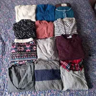 Lote de  sweaters y polerones de mujer en varios - miniatura 1