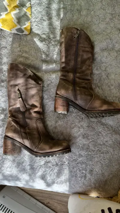 Botas de cuero marrón con tacón alto - miniatura 1