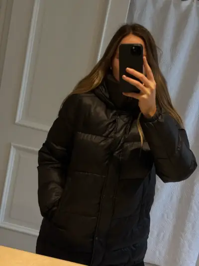 Parka negra para mujer con gorro - miniatura 1