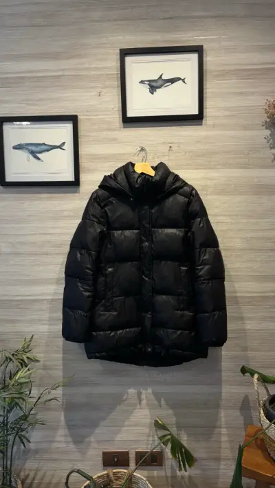Parka negra para mujer con gorro - miniatura 2