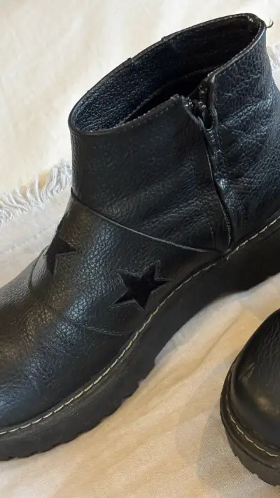 Botines negros cuero con estrellas para mujer - miniatura 2