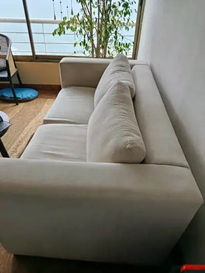 Sofá beige de dos plazas en buen estado - miniatura 3
