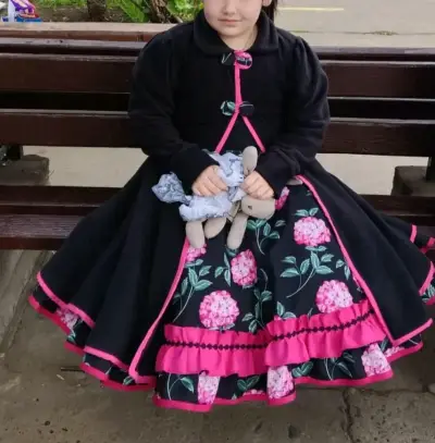 Vestido de huasita con abrigo de polar - miniatura 1