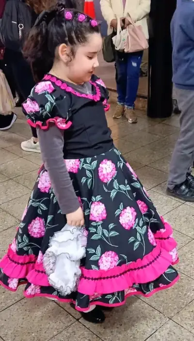 Vestido de huasita con abrigo de polar - miniatura 2