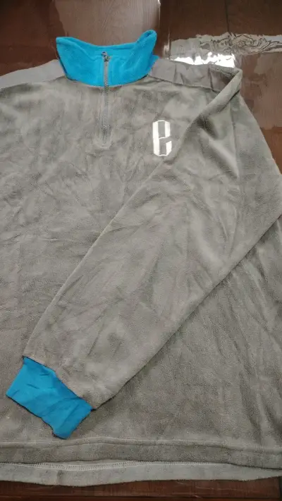 Polar gris con cuello alto azul - miniatura 2