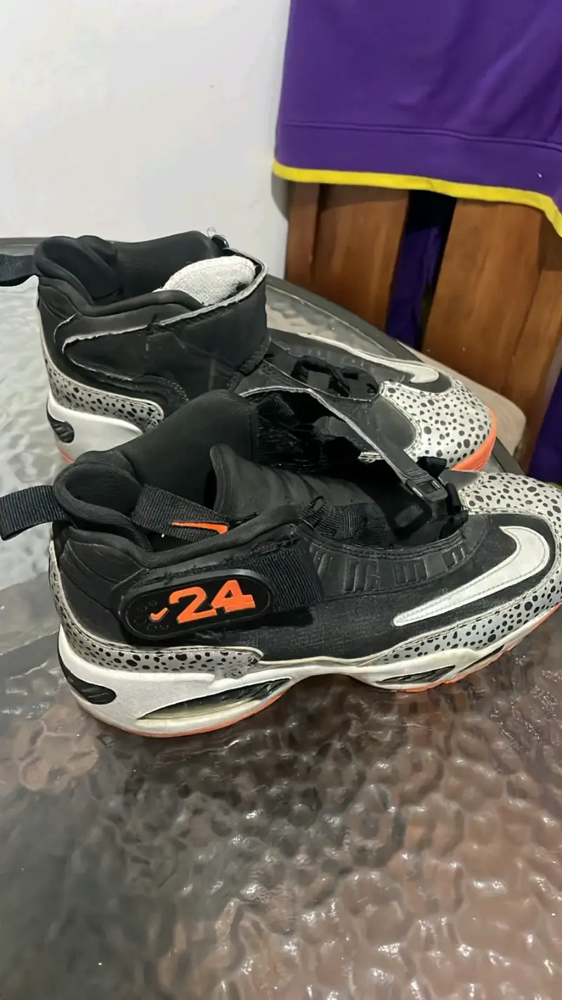 Zapatillas deportivas negras con diseño único - 1