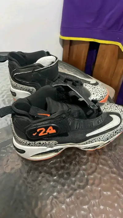 Zapatillas deportivas negras con diseño único - miniatura 1
