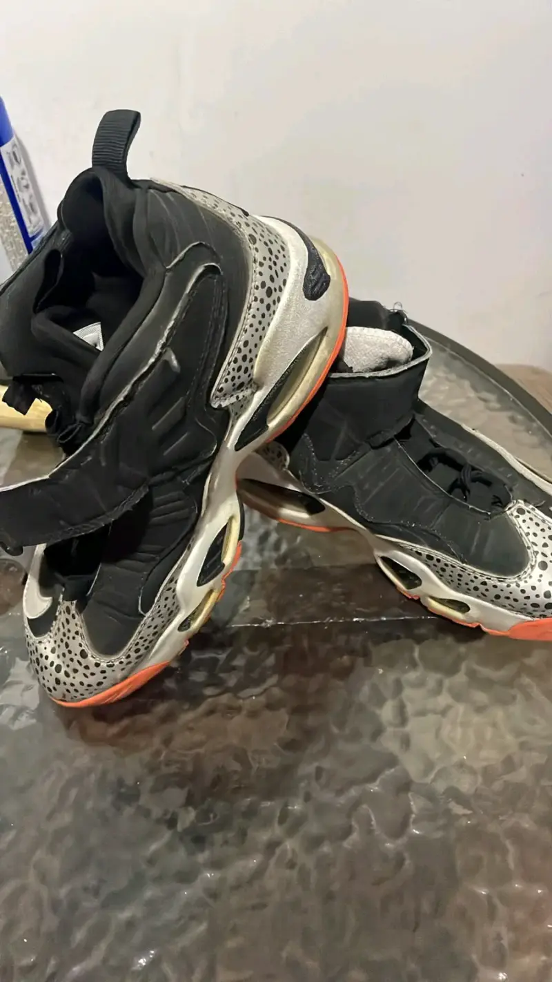 Zapatillas deportivas negras con diseño único - 2