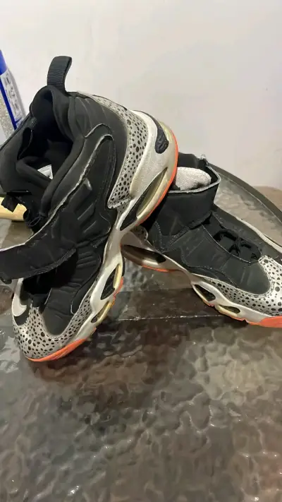 Zapatillas deportivas negras con diseño único - miniatura 2