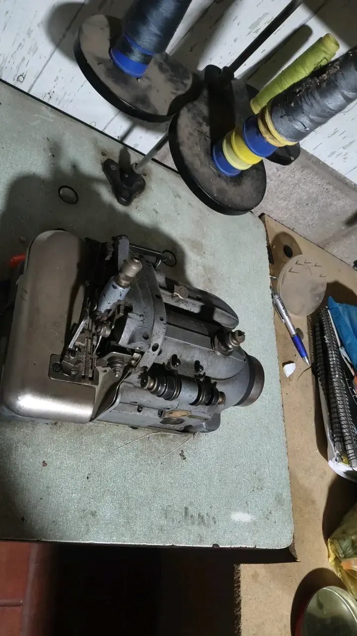 Mesa de trabajo con máquina de coser industrial - 1
