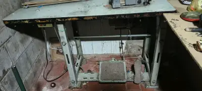 Mesa de trabajo con máquina de coser industrial - miniatura 2