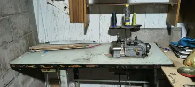 Mesa de trabajo con máquina de coser industrial - miniatura 3