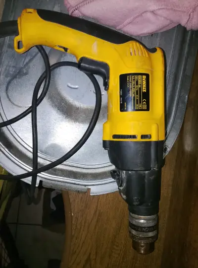 Taladro percutor DeWalt amarillo usado - miniatura 1