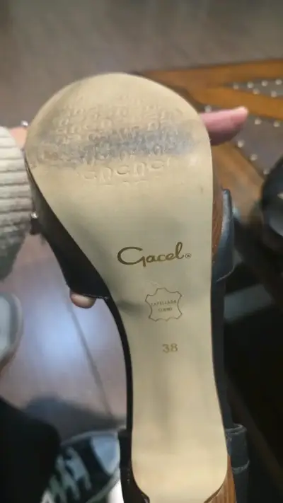 Tacones de cuero negro con plataforma - miniatura 4