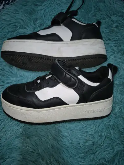 Zapatillas negras y blancas Tommy mujer plataforma - miniatura 3