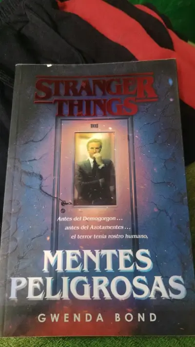 libro Stranger Things Mentes Peligrosas de Gwenda - miniatura 1