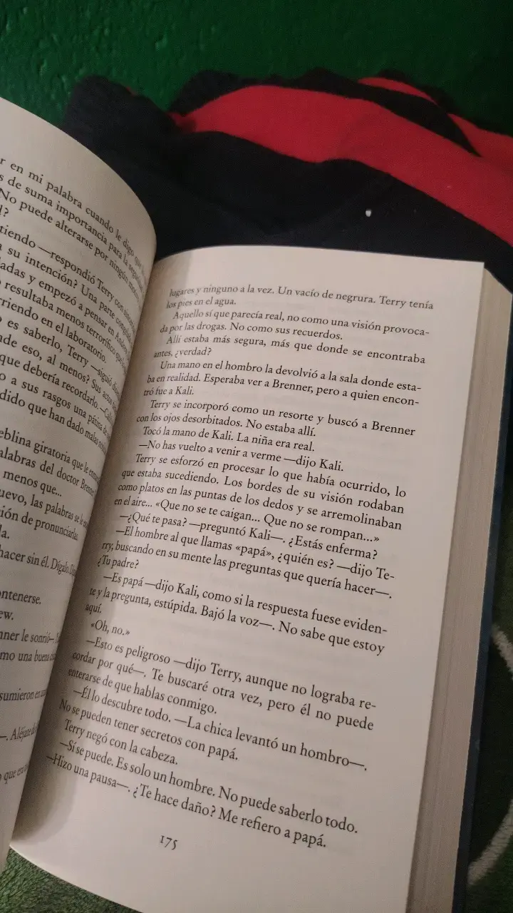 libro Stranger Things Mentes Peligrosas de Gwenda - 3