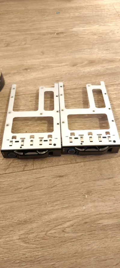 Soportes metálicos para discos duros - miniatura 1