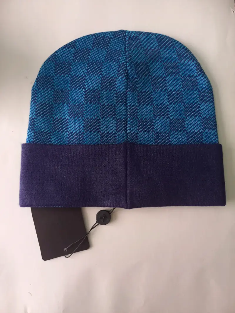 Gorro de lana azul con diseño a cuadros