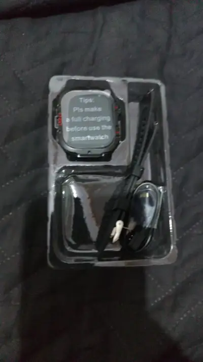 Smartwatch con correa negra y cargador - miniatura 1