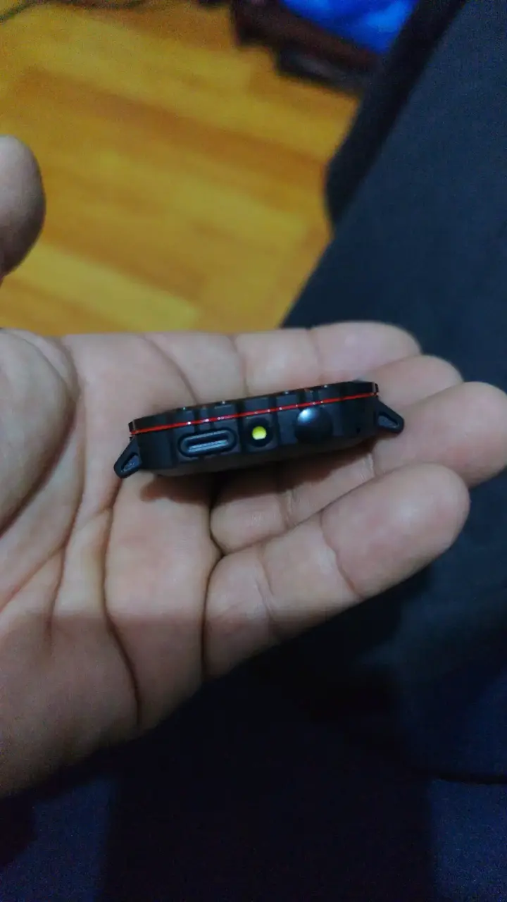 Smartwatch con correa negra y cargador - 2