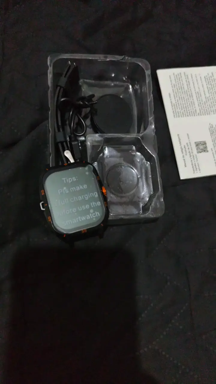 Smartwatch con correa negra y cargador - 4