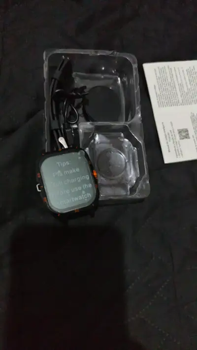 Smartwatch con correa negra y cargador - miniatura 4