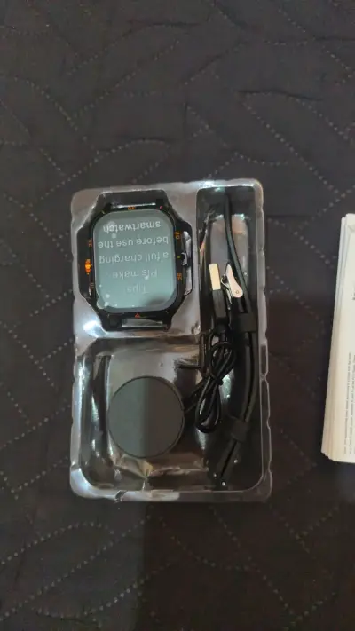 Smartwatch con correa negra y cargador - miniatura 5