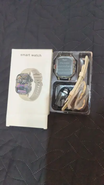 Smartwatch con correa negra y cargador - miniatura 6