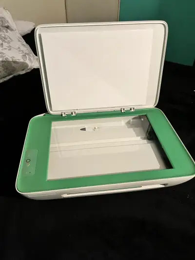 Impresora multifuncional HP DeskJet 2130 blanca y verde - miniatura 2