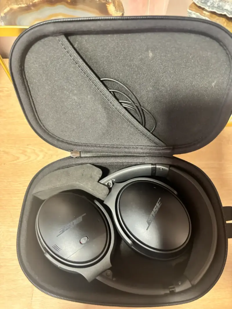 Audífonos Bose con cancelación de ruido en estuche