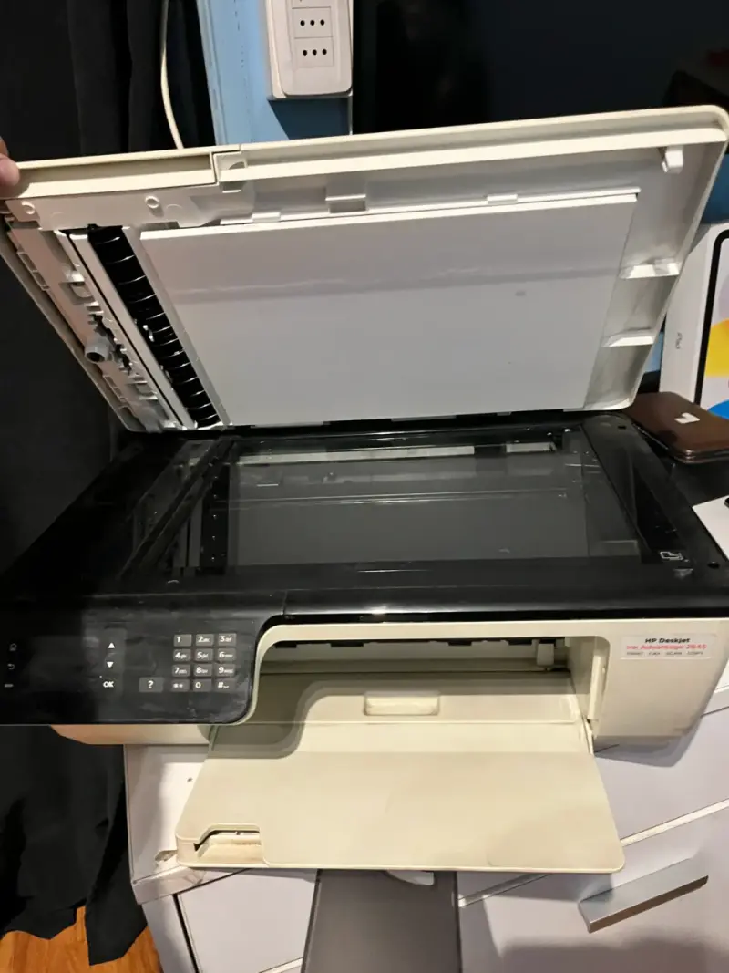 Impresora multifuncional HP Deskjet 2545 usada - 2