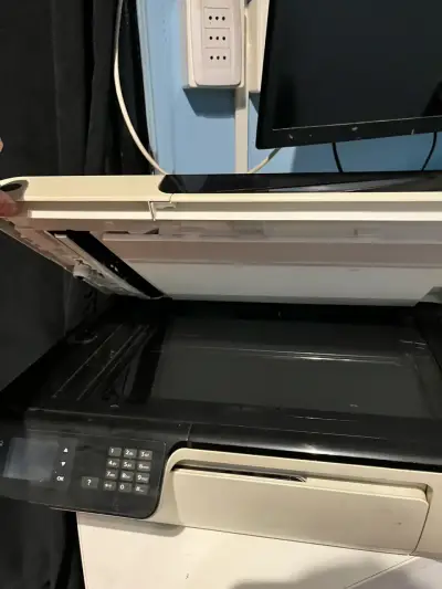 Impresora multifuncional HP Deskjet 2545 usada - miniatura 3