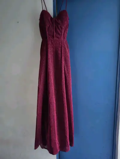 Vestido largo de fiesta rojo brillante - miniatura 1