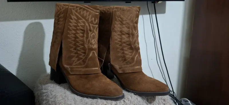 Botas vaqueras de gamuza marrón con tacón