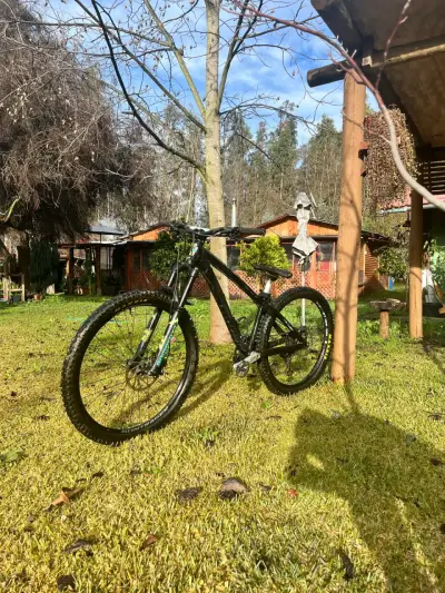 Bicicleta de Montaña Negra con Suspensión - miniatura 1