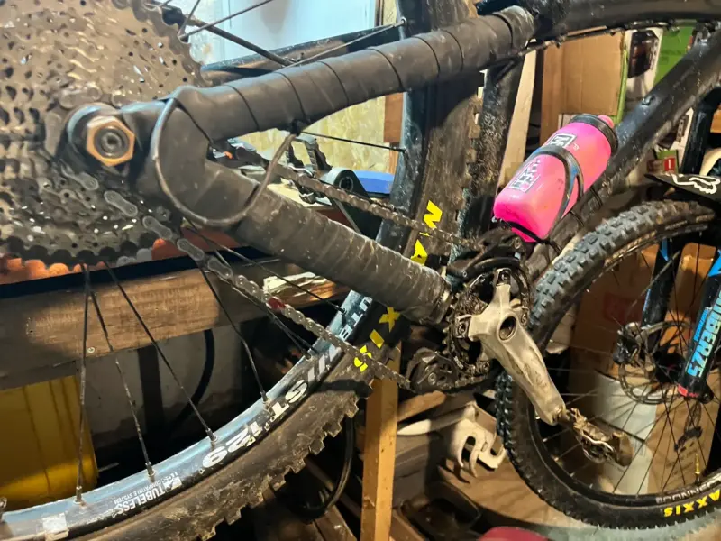 Bicicleta de Montaña Negra con Suspensión - 2
