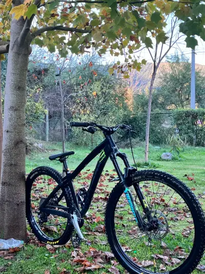 Bicicleta de Montaña Negra con Suspensión - miniatura 3