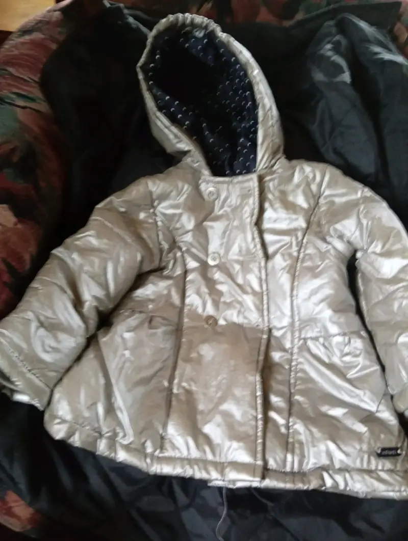 Chaqueta acolchada para niña con capucha