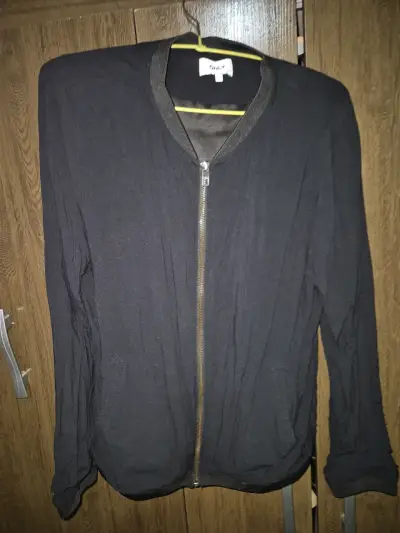 Chaqueta negra con cierre marca Only  talla m-l - miniatura 1