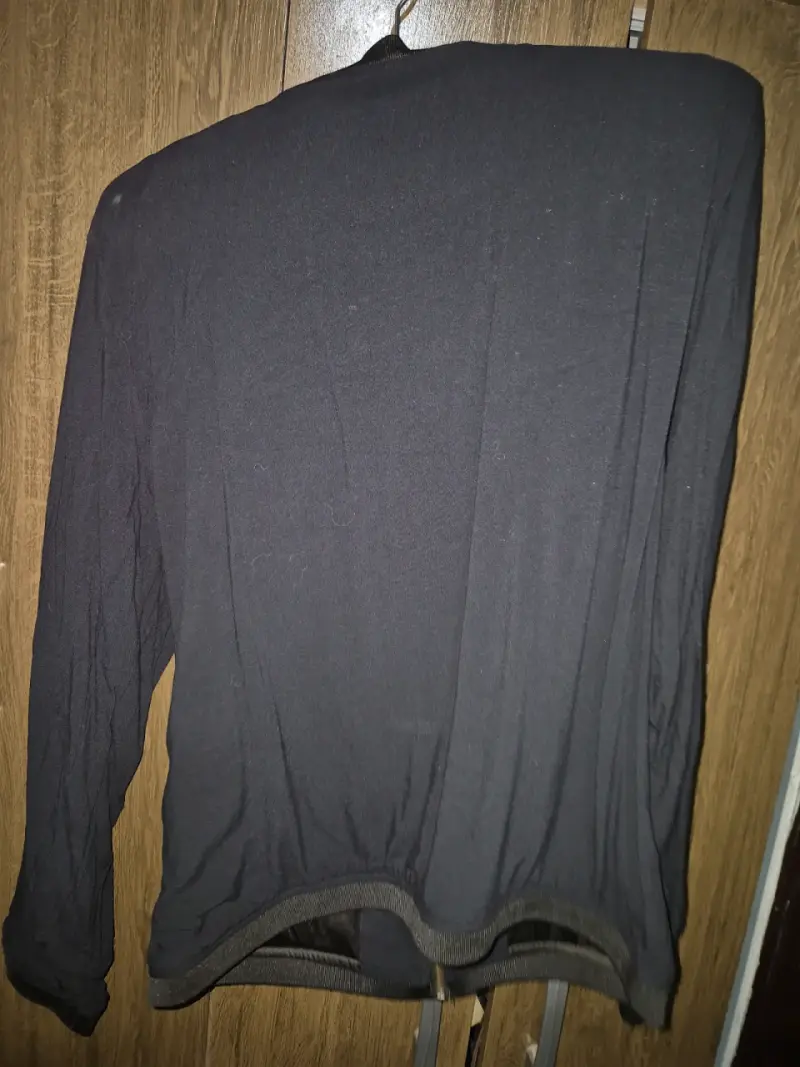 Chaqueta negra con cierre marca Only  talla m-l - 2