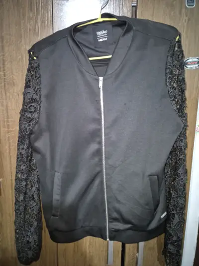 Chaqueta negra con mangas de encaje para mujer - miniatura 1