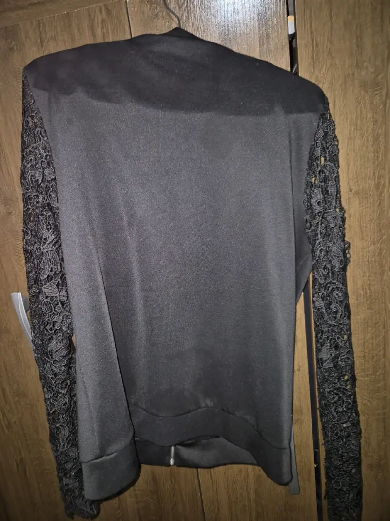 Chaqueta negra con mangas de encaje para mujer - 2