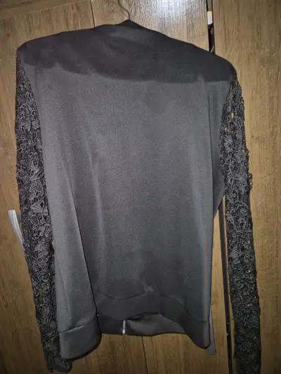 Chaqueta negra con mangas de encaje para mujer - miniatura 2