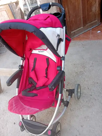Coche de bebé Infanti rojo con toldo ajustable - miniatura 1
