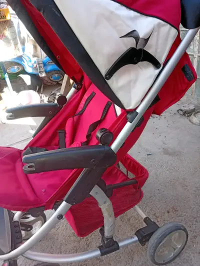 Coche de bebé Infanti rojo con toldo ajustable - miniatura 4