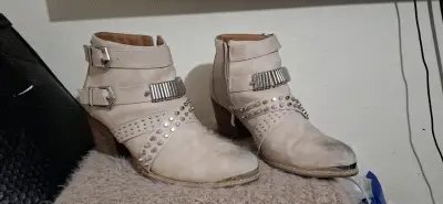 Botines beige con tachas y hebillas - miniatura 2